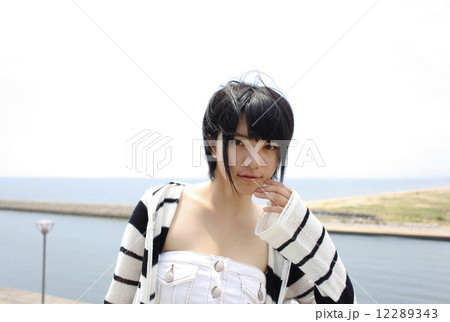 海辺に佇む女子高生 12289343