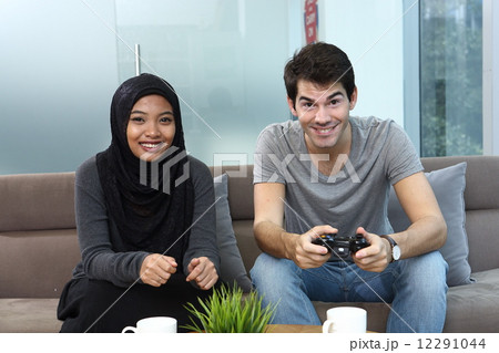 ゲームで遊ぶ2人のアジア人 12291044