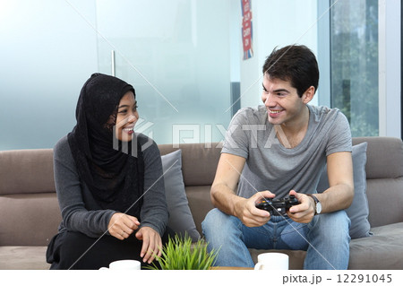 ゲームで遊ぶ2人のアジア人 12291045