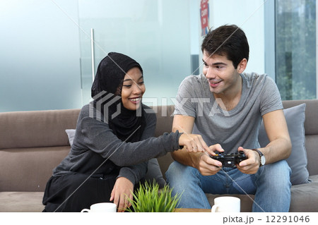 ゲームで遊ぶ2人のアジア人 12291046