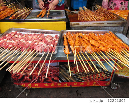 上海　七宝老街　市場の食品　 12291805