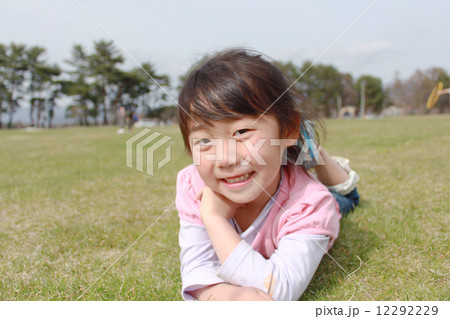 女の子 芝生 女の子 芝生 12292229
