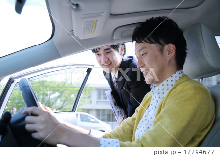 車の説明をする営業マン 車の説明をする営業マン 12294677