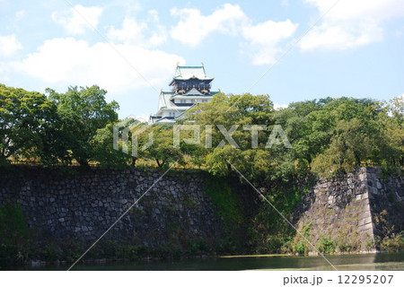 大阪城の外堀と天守閣 12295207