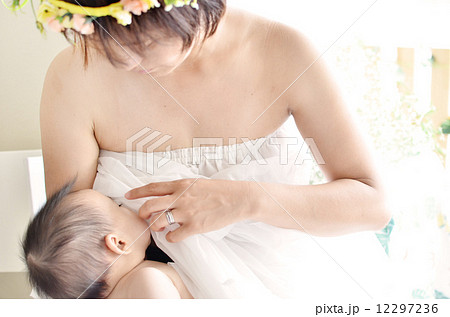 赤ちゃんにおっぱいをあげている母親の写真素材