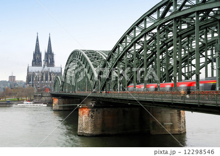 ケルン大聖堂とホーエンツォレルン橋 12298546