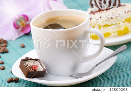 Coffee cup and milk chocolate candy closeup 12300208