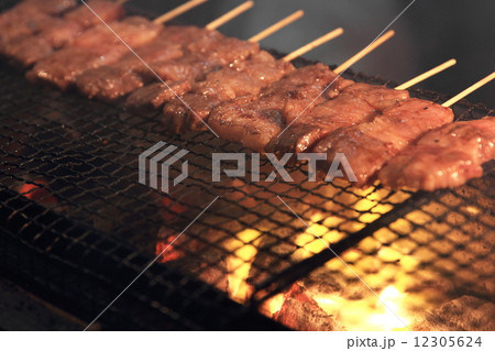 牛串の網焼き 12305624