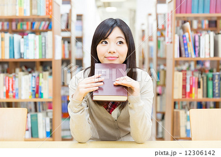 図書館で勉強する女子高生の写真素材