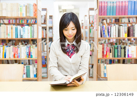 図書館で勉強する女子高生 図書館で勉強する女子高生 12306149