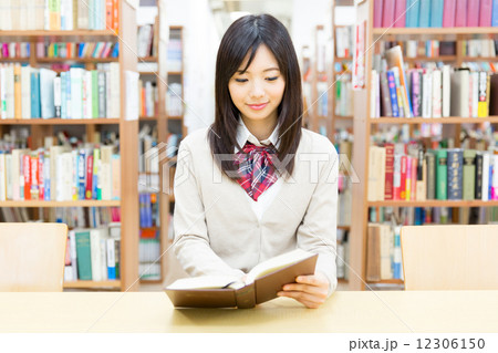 図書館で勉強する女子高生 12306150