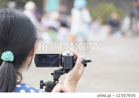 応援するお母さん　運動会イメージ 12307630