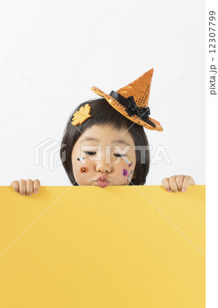 顔を出す 12307799