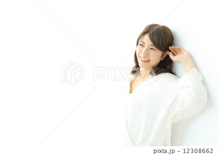 壁に寄りかかる若い女性 壁に寄りかかる若い女性 12308662