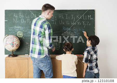 英会話講師と子供の生徒 12310108