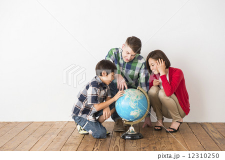 地球儀をながめる国際結婚家族 12310250