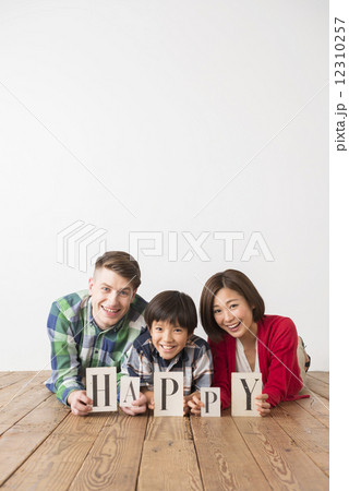 アルファベットカードを持つ国際結婚家族 12310257