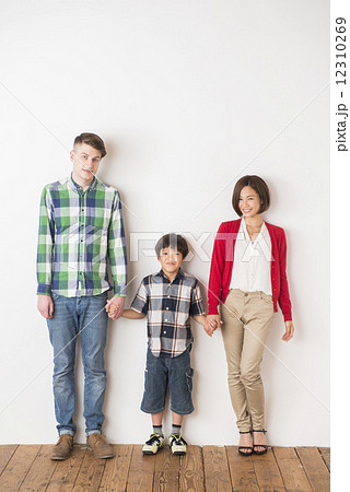 手をつなぐ国際結婚家族 12310269