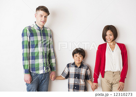 手をつなぐ国際結婚家族 手をつなぐ国際結婚家族 12310273