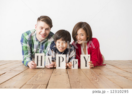 アルファベットカードを持つ国際結婚家族 アルファベットカードを持つ国際結婚家族 12310295