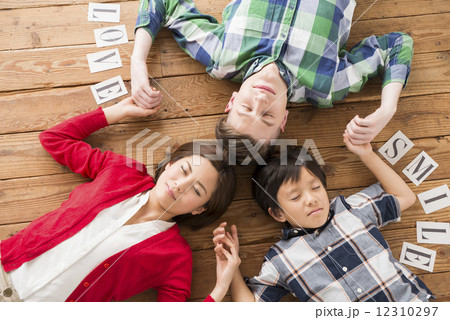 手をつなぐ国際結婚家族 12310297