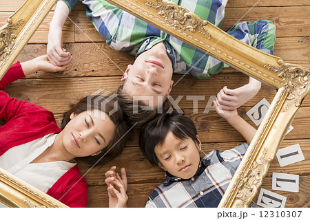 絵の中の国際結婚家族 12310307