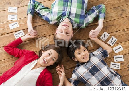 手をつなぐ国際結婚家族 手をつなぐ国際結婚家族 12310315