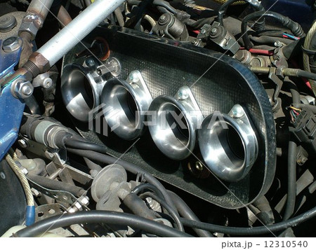 吸気ファンネルを付けた4連スロットル・4AGエンジン 12310540