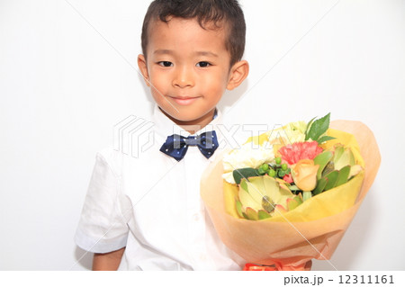 幼児(4歳児)の笑顔と花束 12311161