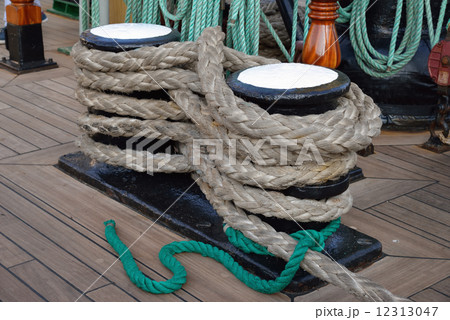 A bunch of rigging ropes 12313047