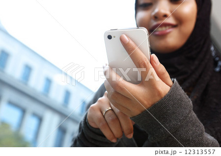 携帯を操作するアジア人女性 12313557