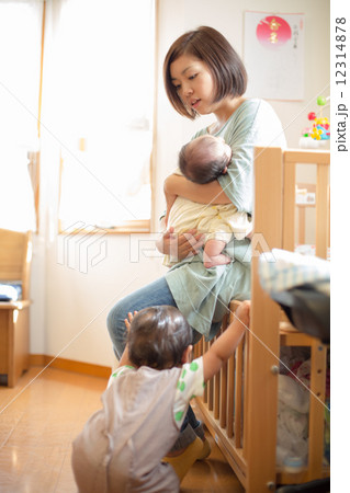 0才と1才の子供と母親の写真素材