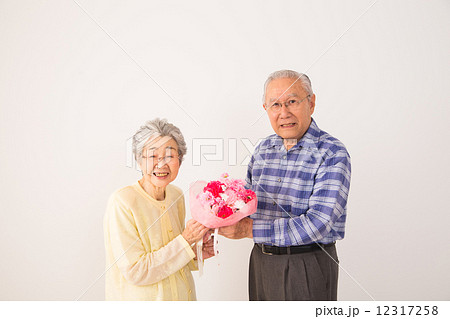 花束を持つシニアカップル 12317258