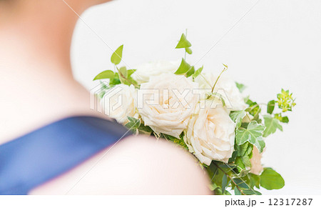 花を持つ女性 12317287