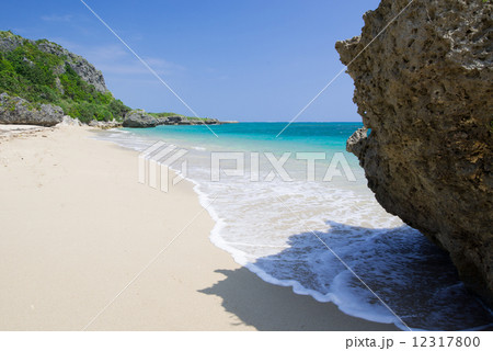 沖縄の海 浜比嘉島 ムルク浜ビーチの写真素材