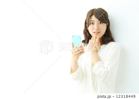 スマートフォン・若い女性 12318449