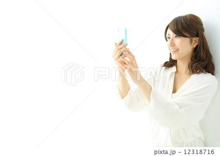 スマートフォン・若い女性 12318716