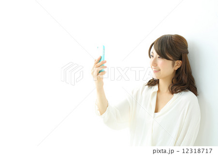 スマートフォン・若い女性 12318717