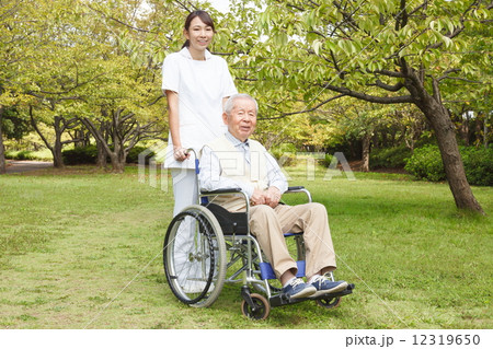看護師と老人 12319650