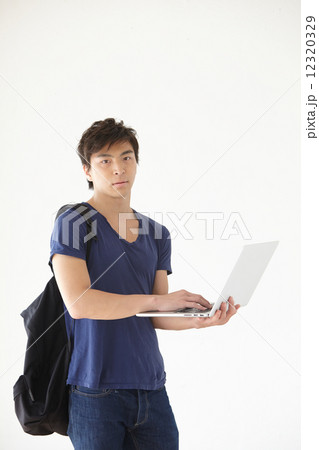 パソコンをする男性 12320329