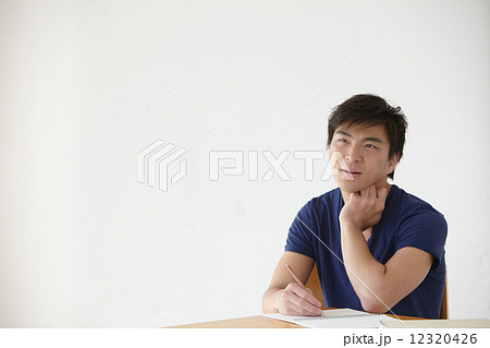 勉強する男性 12320426