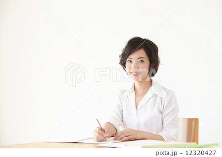 ノート　書類　女性 12320427