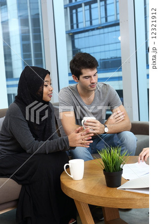 ライフプランを聞く夫婦 12321912