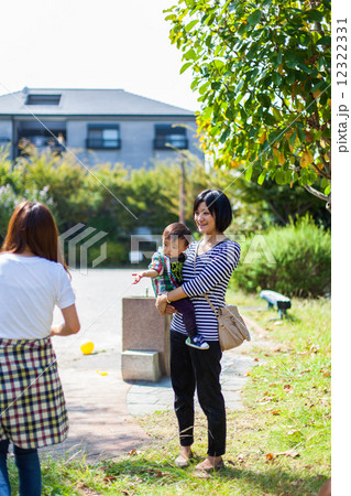 シャボン玉をする親子 12322331