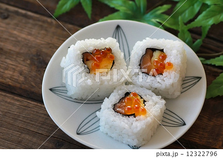裏巻きのサーモンロール　巻き寿司 12322796