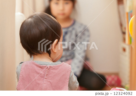 1歳の女の子と、5歳の女の子 1歳の女の子と、5歳の女の子 12324092