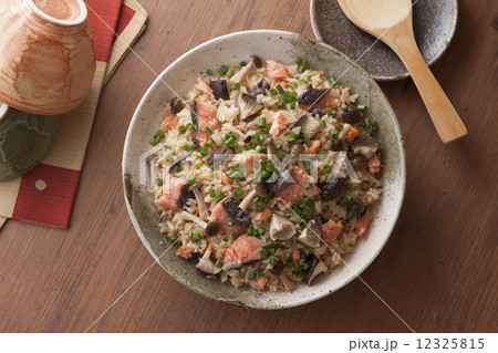 鮭ときのこの炊き込みご飯 12325815