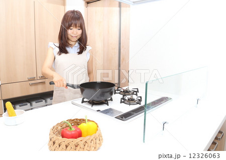 キッチンに立つ女性 12326063