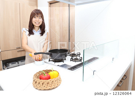 キッチンに立つ女性 12326064