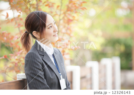 秋の公園で休む可愛いOL 秋の公園で休む可愛いOL 12326143